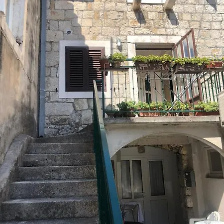 Old Town Nina 1 Split