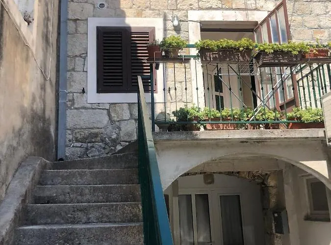 Old Town Nina 1 Сплит